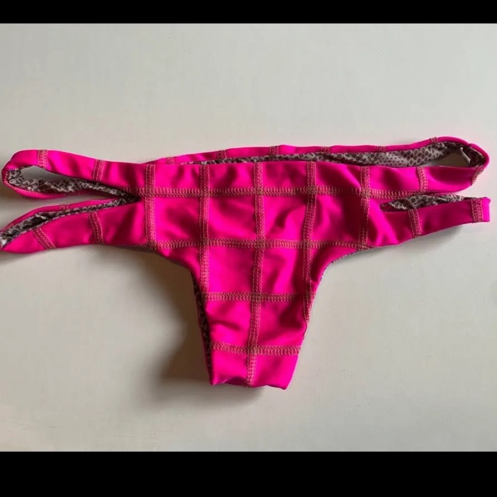 Acacia Baldwin bottoms size Large in Guava pop stitch